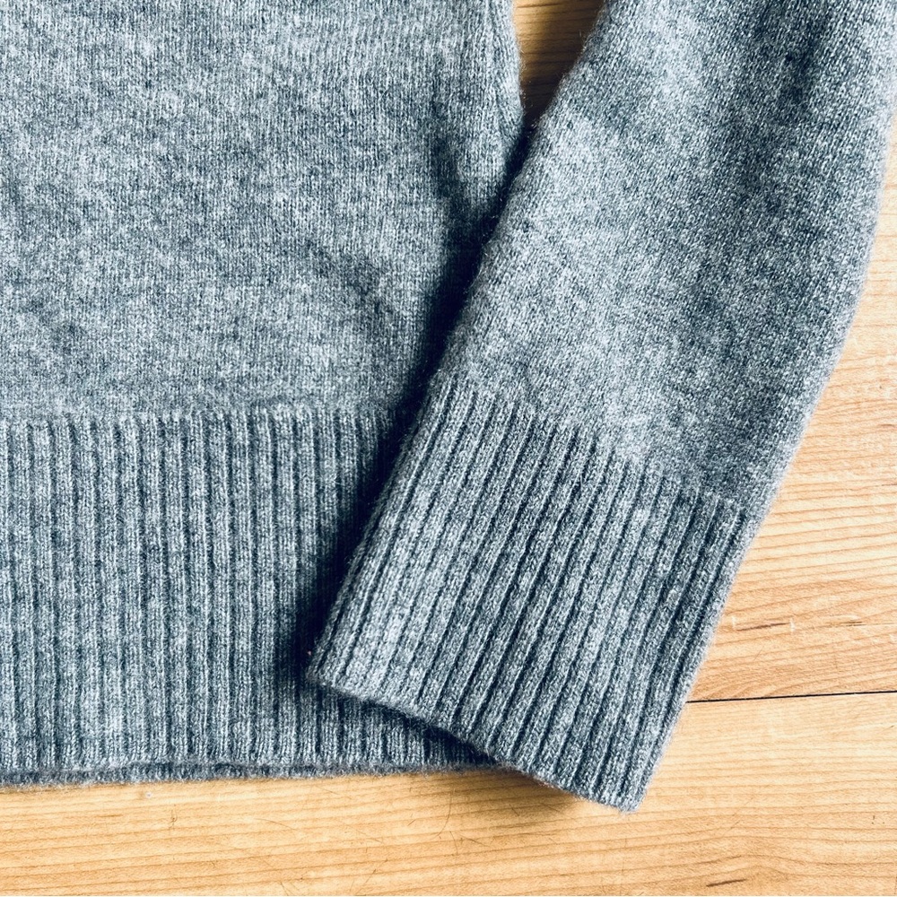 ⭕️SOLD⭕️Peck & Peck Vintage Pure Cashmere Turtleneck
Sweater Gray Women's Size S - Picture 6 of 9